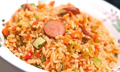 Foto de un arroz aarillo con salchichas y verduras